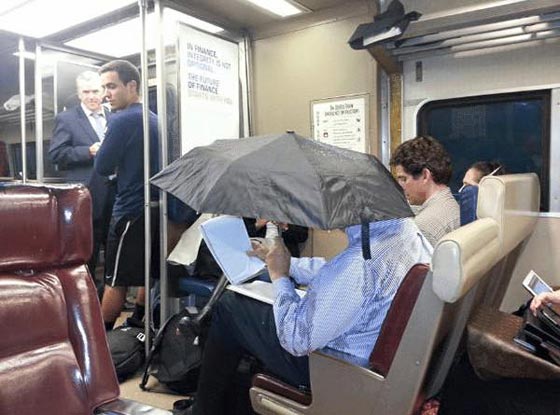 صور غريبة: تصرفات ركاب المواصلات العامة لم تكن تتوقعها! صورة رقم 12