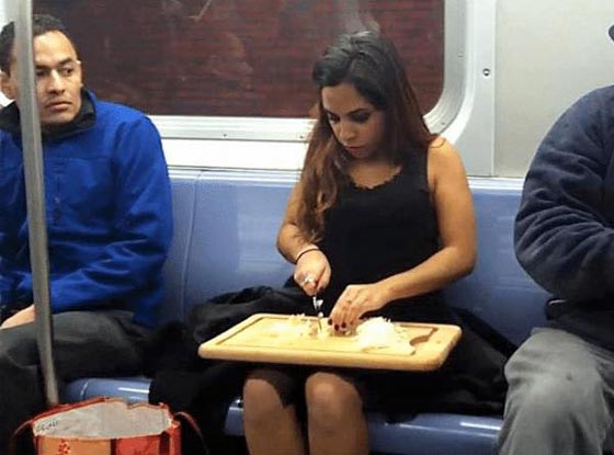صور غريبة: تصرفات ركاب المواصلات العامة لم تكن تتوقعها! صورة رقم 13