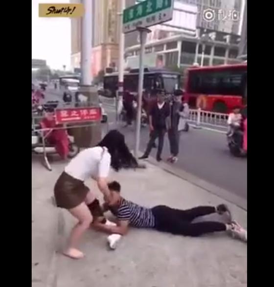فيديو غريب.. شاب يزحف على الارض ويتوسل لحبيبته الا تتركه! صورة رقم 1