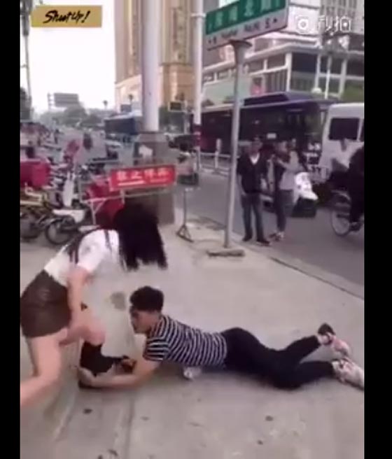 فيديو غريب.. شاب يزحف على الارض ويتوسل لحبيبته الا تتركه! صورة رقم 2