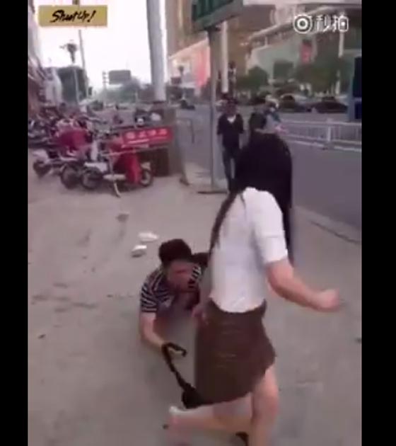 فيديو غريب.. شاب يزحف على الارض ويتوسل لحبيبته الا تتركه! صورة رقم 4