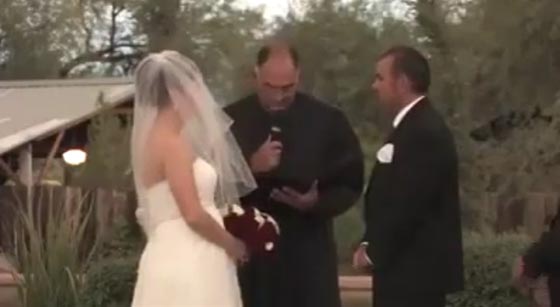 عاصفة رملية تفسد حفل زفاف عروسين وتنهيه قبل الموعد.. فيديو صورة رقم 1