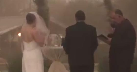 عاصفة رملية تفسد حفل زفاف عروسين وتنهيه قبل الموعد.. فيديو صورة رقم 3