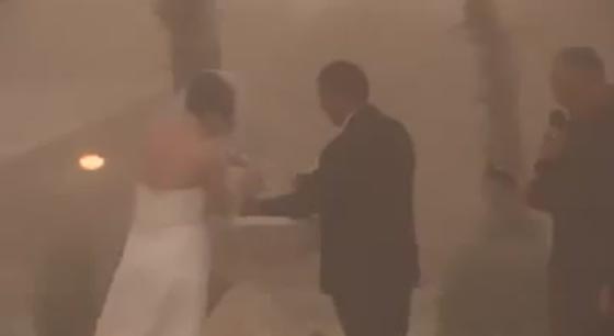 عاصفة رملية تفسد حفل زفاف عروسين وتنهيه قبل الموعد.. فيديو صورة رقم 4