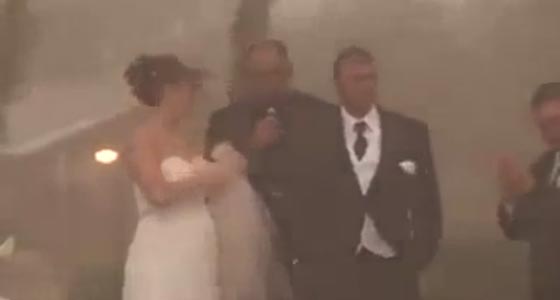 عاصفة رملية تفسد حفل زفاف عروسين وتنهيه قبل الموعد.. فيديو صورة رقم 5