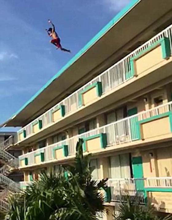 فيديو وصور.. شاب متهور يقفز من سطح فندق الى حوض سباحة صورة رقم 1