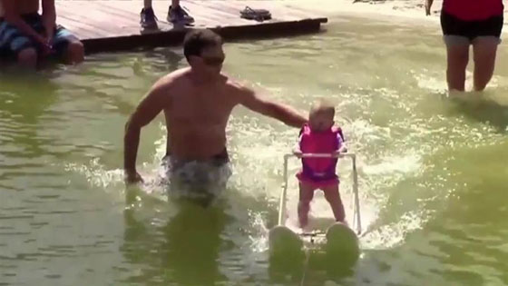 فيديو مدهش.. رضيعة لم تتجاوز الـ6 شهور بطلة في التزلج! صورة رقم 4