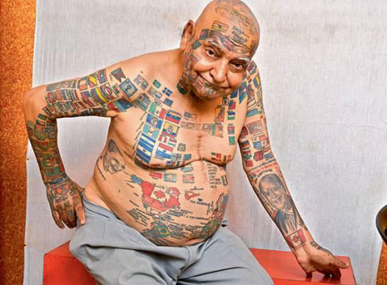 مهووس غينيس.. نقش 366 علما على جسده وخلع اسنانه للماصات والشموع صورة رقم 13
