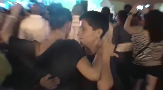 فيديو يحبس الانفاس.. رقصة صبي مع فتاة تشعل حفلا ملفتا صورة رقم 4