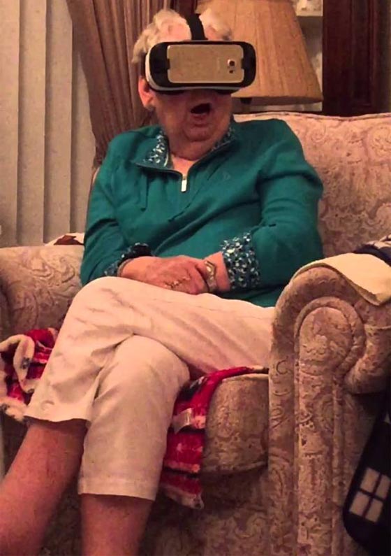 حالة رعب تنتاب الجدة وهي تضع نظارات الواقع الافتراضي.. فيديو صورة رقم 1 حالة رعب تنتاب الجدة وهي تضع نظارات الواقع الافتراضي.. فيديو صورة رقم 1