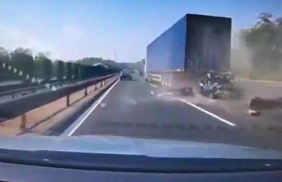 فيديو مؤلم.. شاحنتان تسحقان سيارة على طريقة الساندويتش صورة رقم 4 فيديو مؤلم.. شاحنتان تسحقان سيارة على طريقة الساندويتش صورة رقم 4