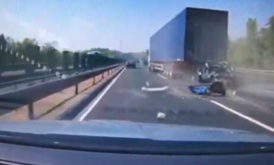 فيديو مؤلم.. شاحنتان تسحقان سيارة على طريقة الساندويتش صورة رقم 3 فيديو مؤلم.. شاحنتان تسحقان سيارة على طريقة الساندويتش صورة رقم 3