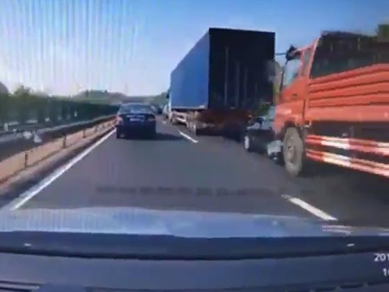 فيديو مؤلم.. شاحنتان تسحقان سيارة على طريقة الساندويتش صورة رقم 1 فيديو مؤلم.. شاحنتان تسحقان سيارة على طريقة الساندويتش صورة رقم 1