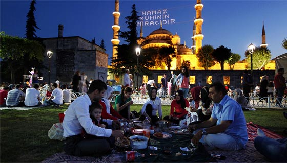 اغرب عادات الشعوب الاسلامية في شهر رمضان الفضيل صورة رقم 12 اغرب عادات الشعوب الاسلامية في شهر رمضان الفضيل صورة رقم 12