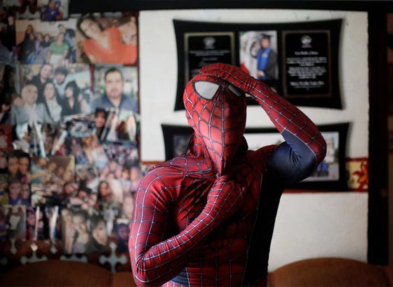 الرجل العنكبوت يخدم استاذا جامعيا في تعليم طلابه!! صورة رقم 12