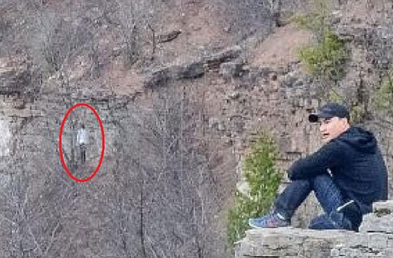 صور شبح يظهر وسط منطقة الجبال الكندية وملامحه غامضة صورة رقم 2