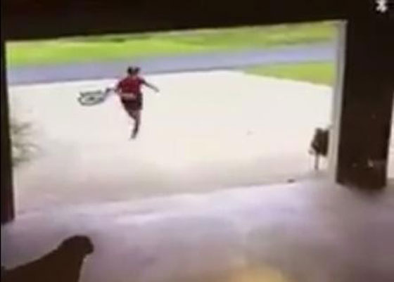 طفل يتسلل كل يوم الى منزل جيرانه لسبب ربما لن تصدقه.. فيديو مؤثر صورة رقم 5