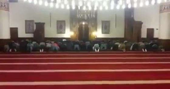  الإمام المستعجل يثير الجدل بسبب سرعته في اداء الصلاة.. شاهد صورة رقم 1