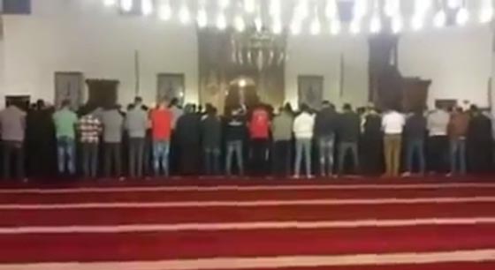  الإمام المستعجل يثير الجدل بسبب سرعته في اداء الصلاة.. شاهد صورة رقم 2