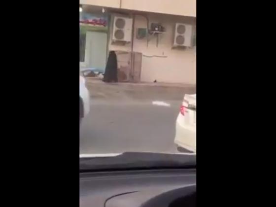 متسولة امام مركز تجاري تركب سيارة آخر موديل وتغادر.. شاهد صورة رقم 3