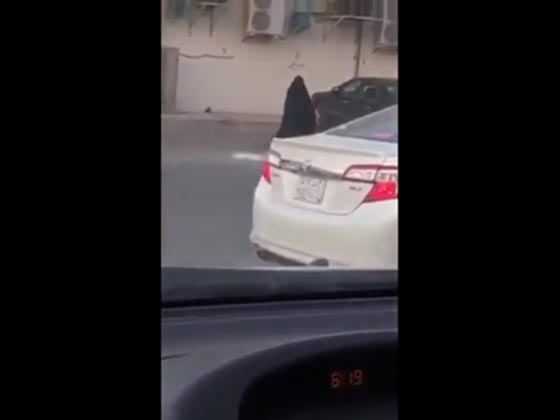 متسولة امام مركز تجاري تركب سيارة آخر موديل وتغادر.. شاهد صورة رقم 4