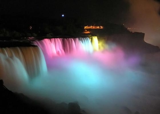 صور مذهلة: شلالات نياجرا تبهر القلوب ليلا بالسحر والجمال!  صورة رقم 6
