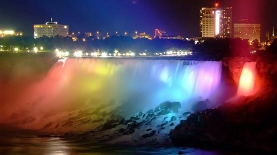 صور مذهلة: شلالات نياجرا تبهر القلوب ليلا بالسحر والجمال!  صورة رقم 1
