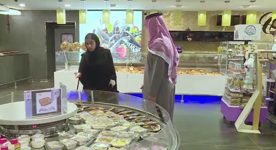فيديو مثير.. رد فعل السعوديين على تحرش شاب بفتاة في مركز تجاري صورة رقم 2