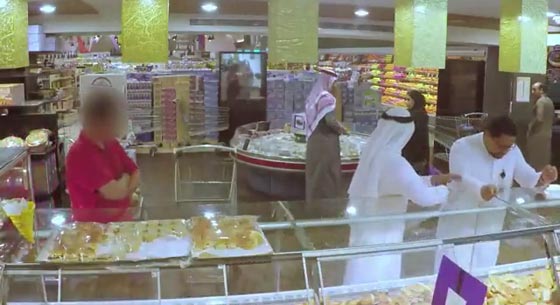 فيديو مثير.. رد فعل السعوديين على تحرش شاب بفتاة في مركز تجاري صورة رقم 4