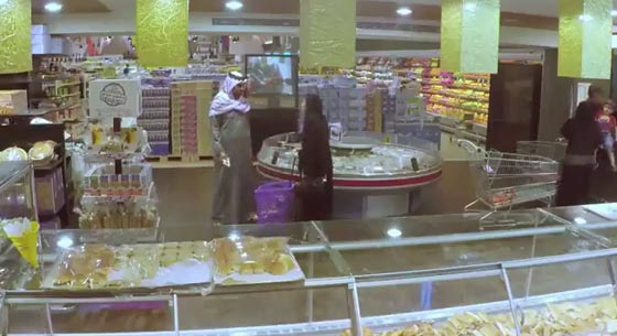 فيديو مثير.. رد فعل السعوديين على تحرش شاب بفتاة في مركز تجاري صورة رقم 5