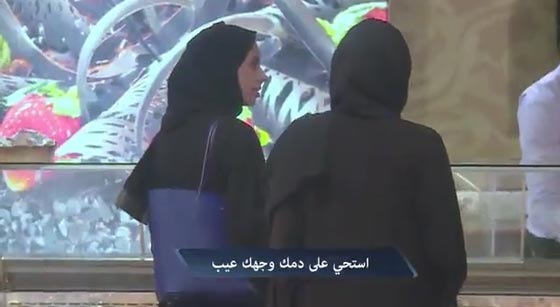 فيديو مثير.. رد فعل السعوديين على تحرش شاب بفتاة في مركز تجاري صورة رقم 3
