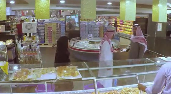فيديو مثير.. رد فعل السعوديين على تحرش شاب بفتاة في مركز تجاري صورة رقم 7