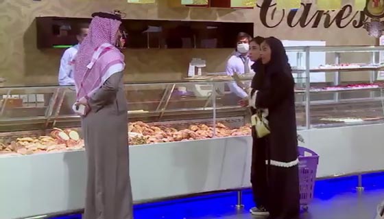 فيديو مثير.. رد فعل السعوديين على تحرش شاب بفتاة في مركز تجاري صورة رقم 1