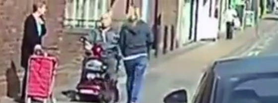 فيديو مثير.. هل تملك هذه الفتاة عين في مؤخرة رأسها؟! صورة رقم 2 فيديو مثير.. هل تملك هذه الفتاة عين في مؤخرة رأسها؟! صورة رقم 2
