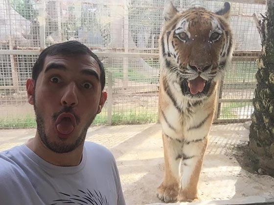 جنون السيلفي: صور سيلفي مضحكة تجمع بين مصور، جمل، نمر وببغاء!  صورة رقم 15