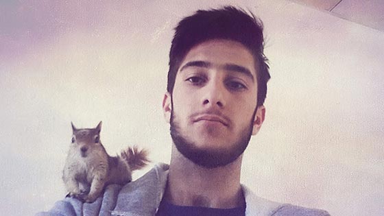جنون السيلفي: صور سيلفي مضحكة تجمع بين مصور، جمل، نمر وببغاء!  صورة رقم 16