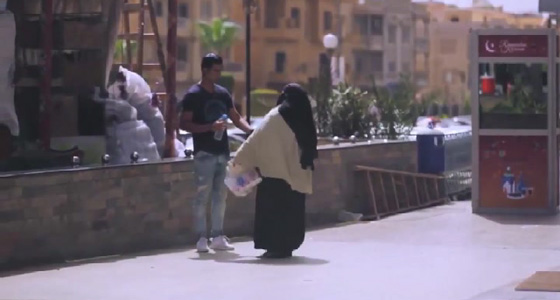 فيديو يكشف كذب واحتيال المتسولات حتى وان كن منتقبات صورة رقم 3 فيديو يكشف كذب واحتيال المتسولات حتى وان كن منتقبات صورة رقم 3