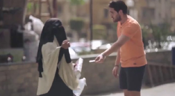 فيديو يكشف كذب واحتيال المتسولات حتى وان كن منتقبات صورة رقم 9 فيديو يكشف كذب واحتيال المتسولات حتى وان كن منتقبات صورة رقم 9