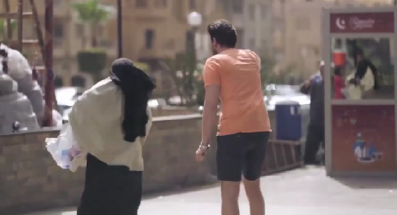 فيديو يكشف كذب واحتيال المتسولات حتى وان كن منتقبات صورة رقم 10 فيديو يكشف كذب واحتيال المتسولات حتى وان كن منتقبات صورة رقم 10