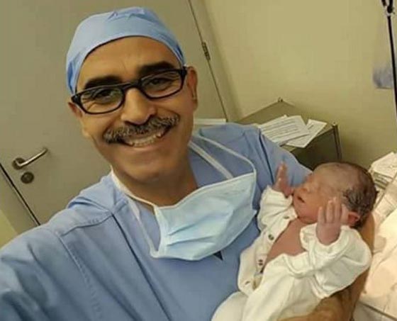 ولادة طفل ساعة الافطار رافعا يديه الى السماء.. صورة مدهشة صورة رقم 1