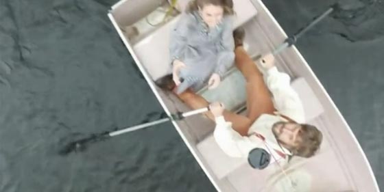 فيديو طريف.. طائرة تحمل فنجانين من القهوة لزوجين في عرض البحر صورة رقم 4 فيديو طريف.. طائرة تحمل فنجانين من القهوة لزوجين في عرض البحر صورة رقم 4