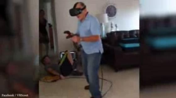فيديو طريف.. الجد يواجه الاشباح في لعبة فيديو وحفيده يضحك منه صورة رقم 3
