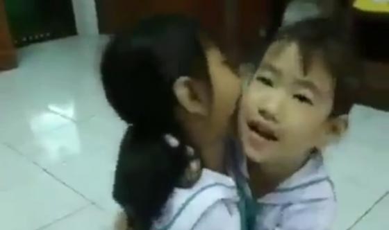هكذا يبدأ تلاميذ تايلندا يومهم الدراسي.. بالعناق صورة رقم 5