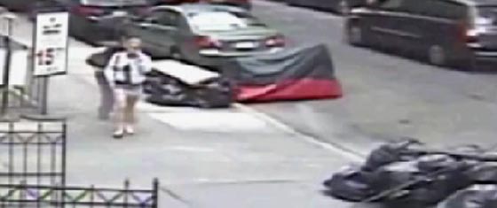 فيديو مقزز.. مختل يلاحق امرأة ويضع برازه في سروالها! صورة رقم 2