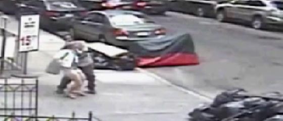 فيديو مقزز.. مختل يلاحق امرأة ويضع برازه في سروالها! صورة رقم 3