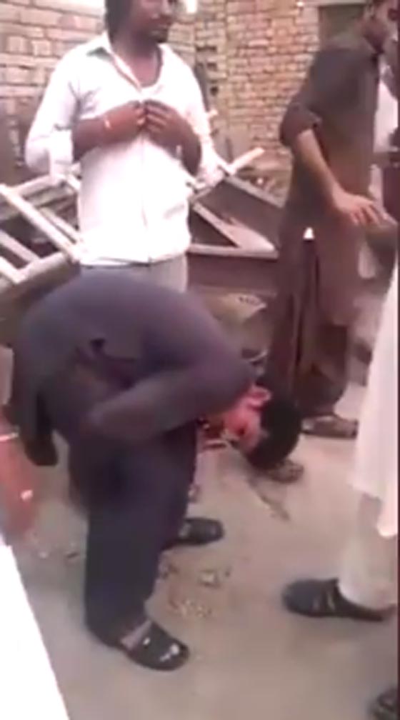 فيديو مؤلم.. ضرب شاب بالحذاء ووضعه في فمه لانه اخطأ الطريق! صورة رقم 2