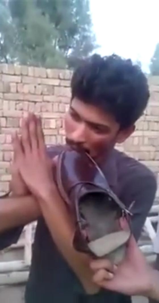 فيديو مؤلم.. ضرب شاب بالحذاء ووضعه في فمه لانه اخطأ الطريق! صورة رقم 3