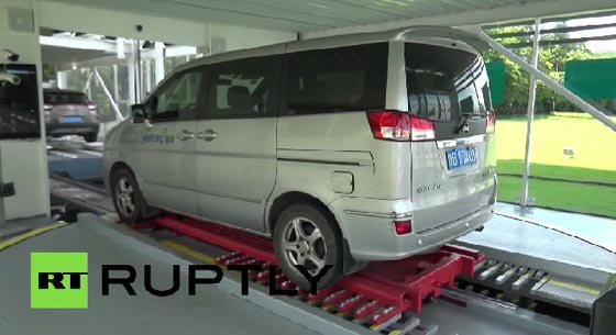 فيديو لروبوت يقوم بركن السيارات باتقان بالغ صورة رقم 4