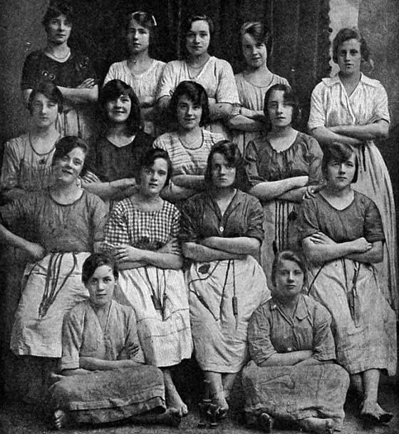 شبح يضع يده على كتف امرأة في صورة تعود لعام 1900 صورة رقم 1