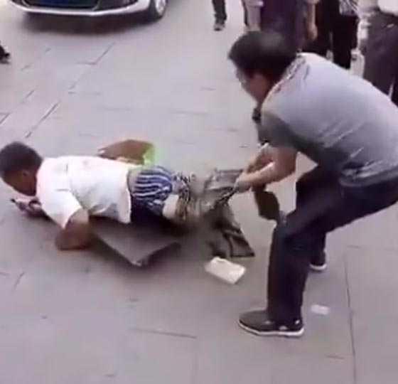 فضحه احد المارة.. متسول يتحول برمشة عين الى متحيل صورة رقم 1